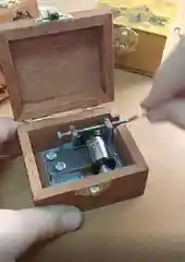 Музыкальный подарок Музыкальная деревянная шкатулка-шарманка "Сова"