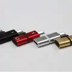 Золотой переходник адаптер для наушников Lightning и зарядки Lightning на iPhone