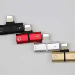 Золотой переходник адаптер для наушников Lightning и зарядки Lightning на iPhone