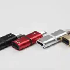 Золотой переходник адаптер для наушников Lightning и зарядки Lightning на iPhone