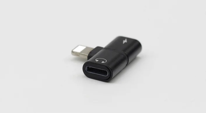 Золотой переходник адаптер для наушников Lightning и зарядки Lightning на iPhone