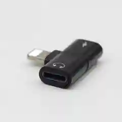Золотой переходник адаптер для наушников Lightning и зарядки Lightning на iPhone