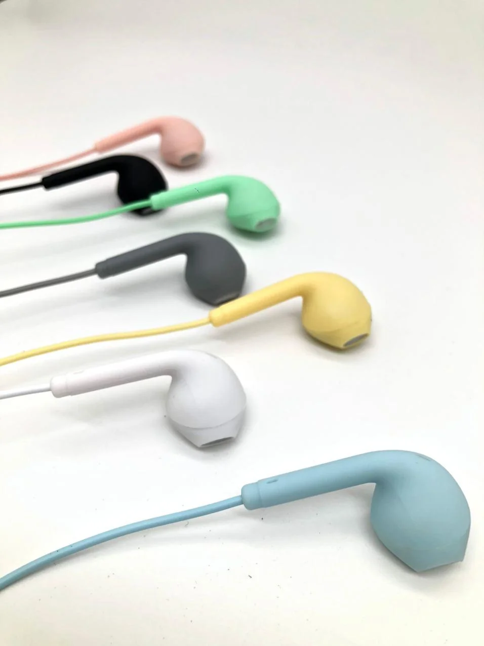 Красивые наушники вкладыши с приятным Soft Touch покрытием с кнопкой и микрофоном 3,5 мм