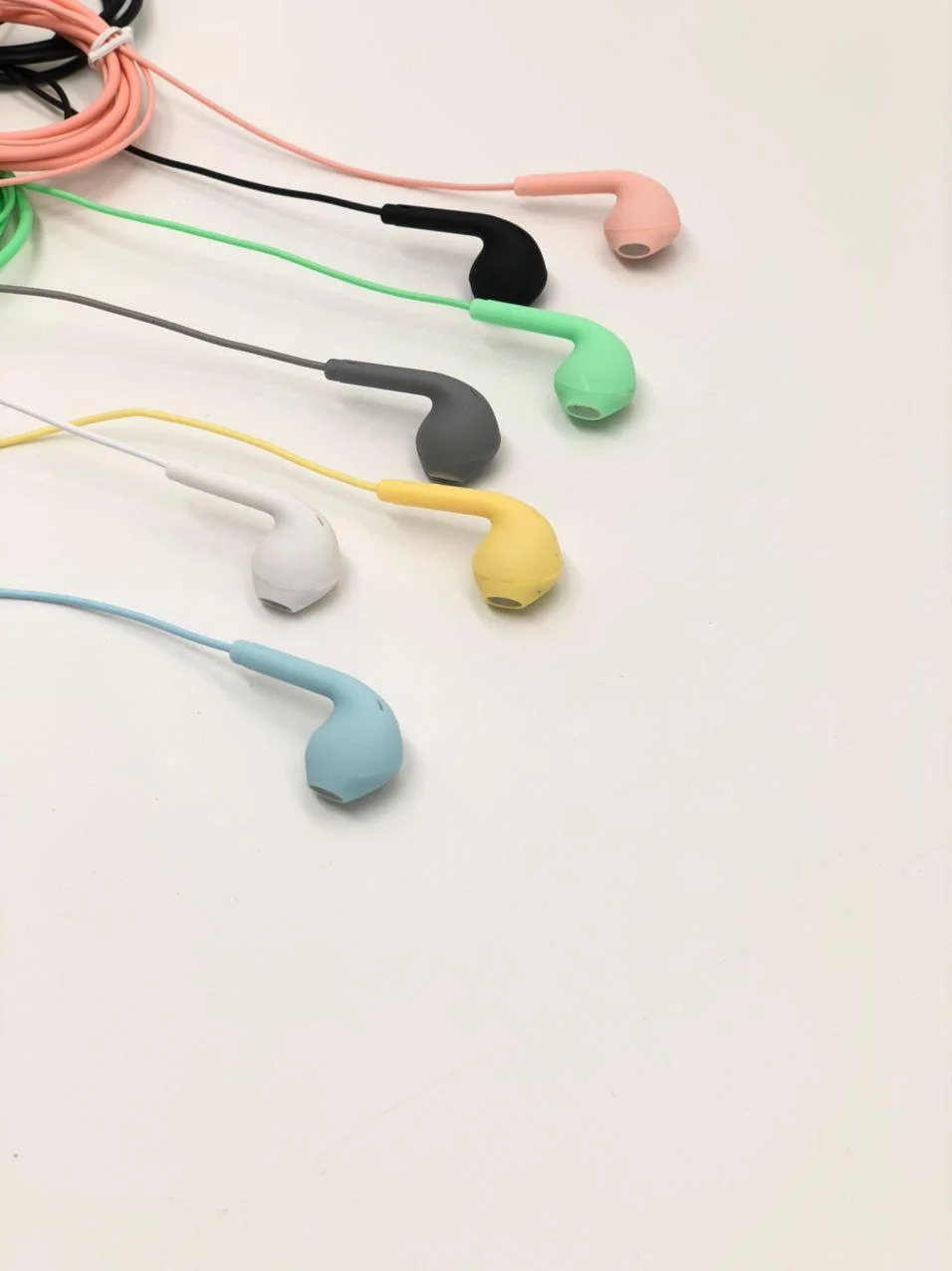 Красивые наушники вкладыши с приятным Soft Touch покрытием с кнопкой и микрофоном 3,5 мм