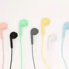 Красивые наушники вкладыши с приятным Soft Touch покрытием с кнопкой и микрофоном 3,5 мм