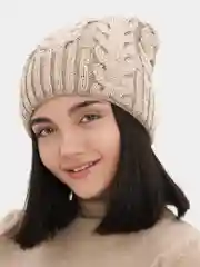 Бежевый шапка вязаная
