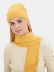 Желтый комплект вязаный