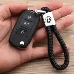 Черный брелок с логотипом автомобиля