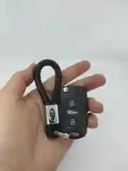 Черный брелок с логотипом автомобиля