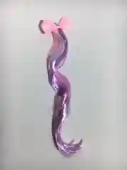 Розовый прядь на заколке