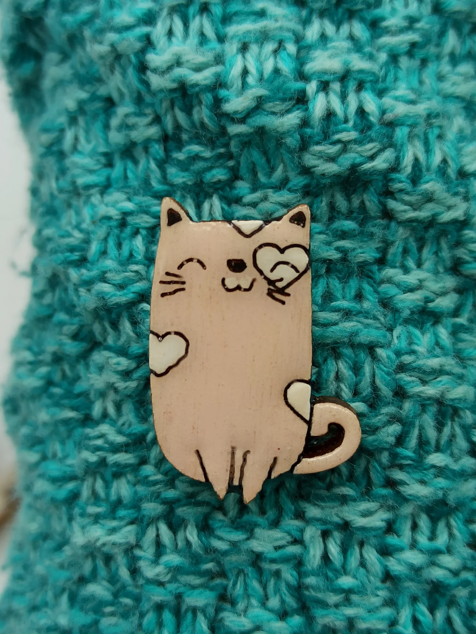 Значок деревянный "Котенок"