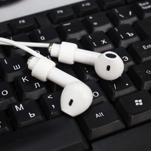 Krutoff / Силиконовый шнурок для AirPods (Эйр Подс),  белый