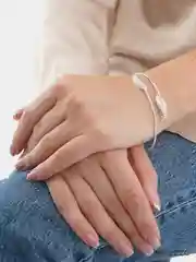 Разомкнутый браслет на запястье "Перья"