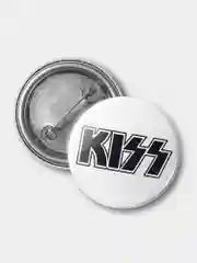 Белый значок "Kiss", 37 мм