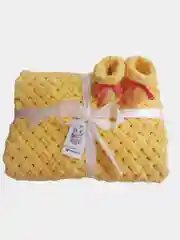 Вязаный детский плед с пинетками