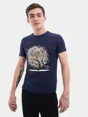 Футболка с рисунком дерева