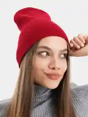 Багровый шапка вязаная