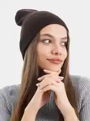 Коричневый шапка вязаная