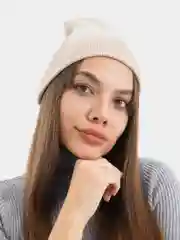 Бежевый шапка вязаная