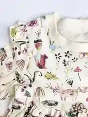 Платье с рюшами на плечах