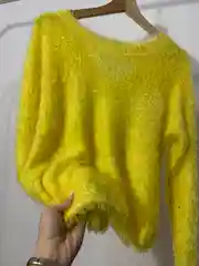 Желтый свитер