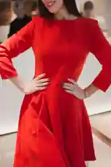 Красный платье с юбкой солнце