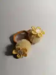 Желтый резинка с цветком