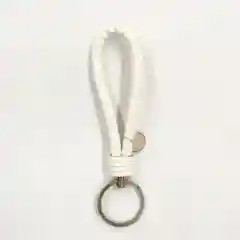 Белый брелок кожаный петличка