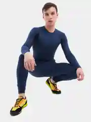 Мужской спортивный костюм: рашгард и тайтсы