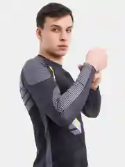 Багровый мужской спортивный костюм: рашгард и тайтсы
