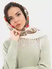 Бежевый платок с бахромой