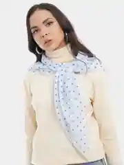 Небесно-голубой платок в горошек