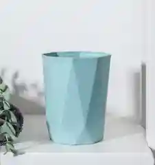Белый стакан для зубных щеток