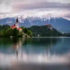 Картина постер без рамы, "Домик и горы", 30х40 картины для интерьера