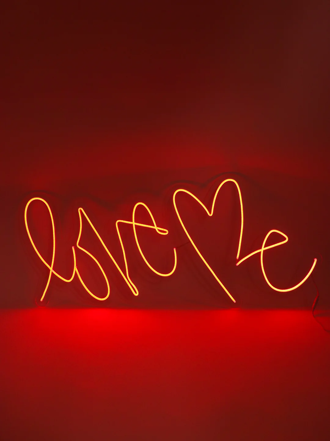 Неоновая вывеска LOVE ME, 468 х 1053 мм