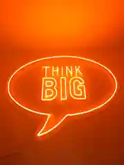 Неоновая вывеска THINK BIG, 680 х 850 мм