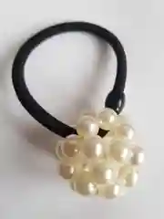 Белый резинка с жемчугом для волос