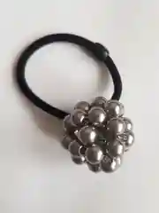 Серый резинка с жемчугом для волос