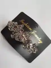 Серый меланж заколка-автомат со стразами