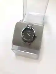 Угольный женские часы с металлическим ремешком