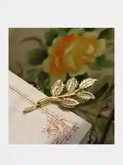 Заколка-невидимка с листьями
