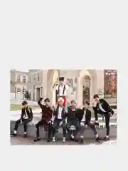 Коралловый открытка в крафт-конверте с принтом группы BTS