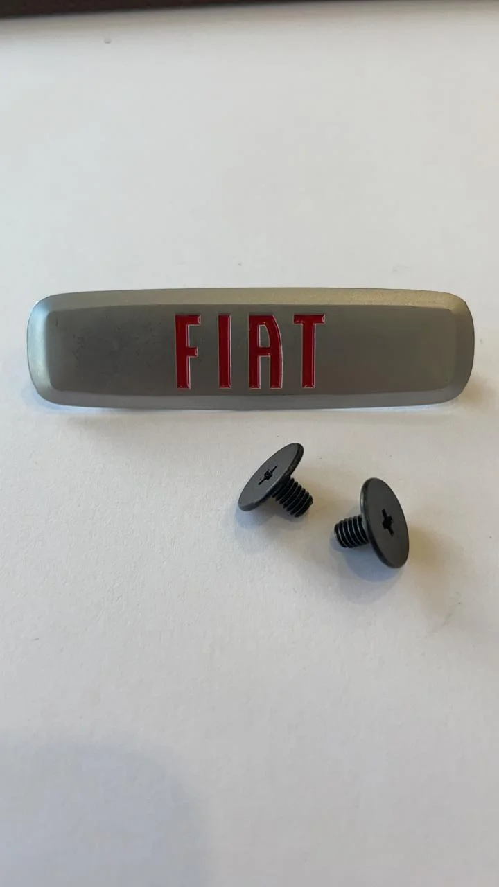 Комплект шильдиков металлических с эмблемой авто "FIAT" и 4 винтовыми креплениями (Пара)