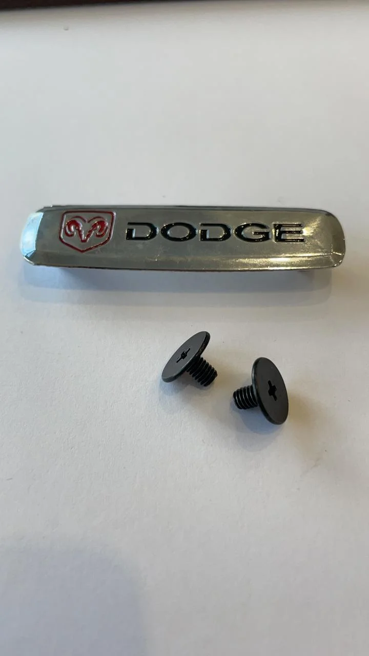 Комплект шильдиков металлических с эмблемой авто "DODGE" и 4 винтовыми креплениями (Пара)