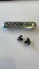Комплект шильдиков металлических с эмблемой авто "DODGE" и 4 винтовыми креплениями (Пара)
