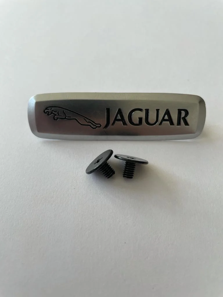Комплект шильдиков металлических с эмблемой "JAGUAR" и  4 винтовыми креплениями (Пара)