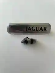 Комплект шильдиков металлических с эмблемой "JAGUAR" и  4 винтовыми креплениями (Пара)