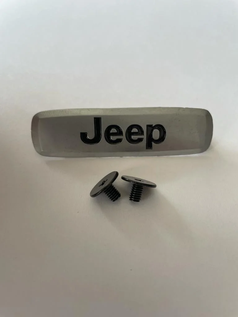 Комплект шильдиков металлических с эмблемой авто "JEEP" и  4 винтовыми креплениями (Пара)