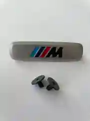 Комплект шильдиков металлических с эмблемой авто "M" и  4 винтовыми креплениями (Пара)