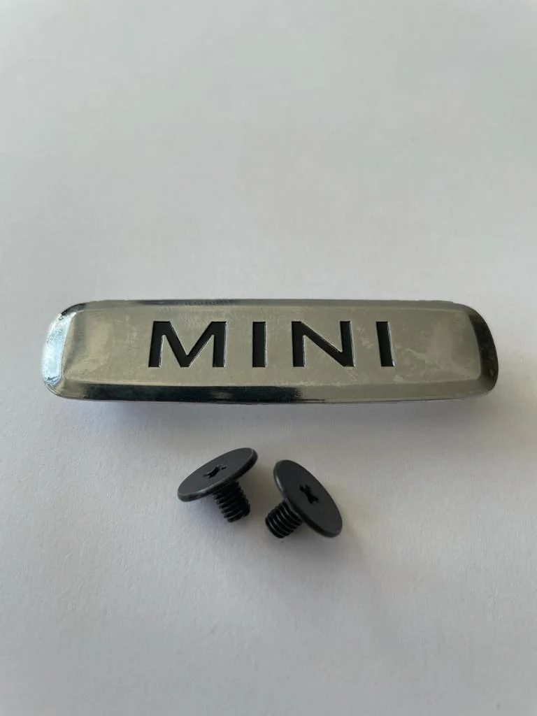 Комплект шильдиков металлических с эмблемой авто "MINI" и 4 винтовыми креплениями (Пара)
